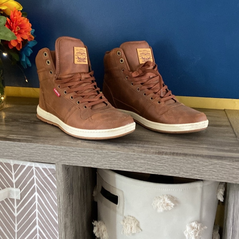 Levi's Brown Sneakers with Textured Finish and Metal Eyelets